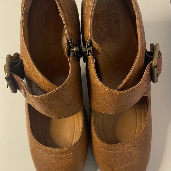 Clarks Tan Leather Women's Flats - Picture 3 of 6